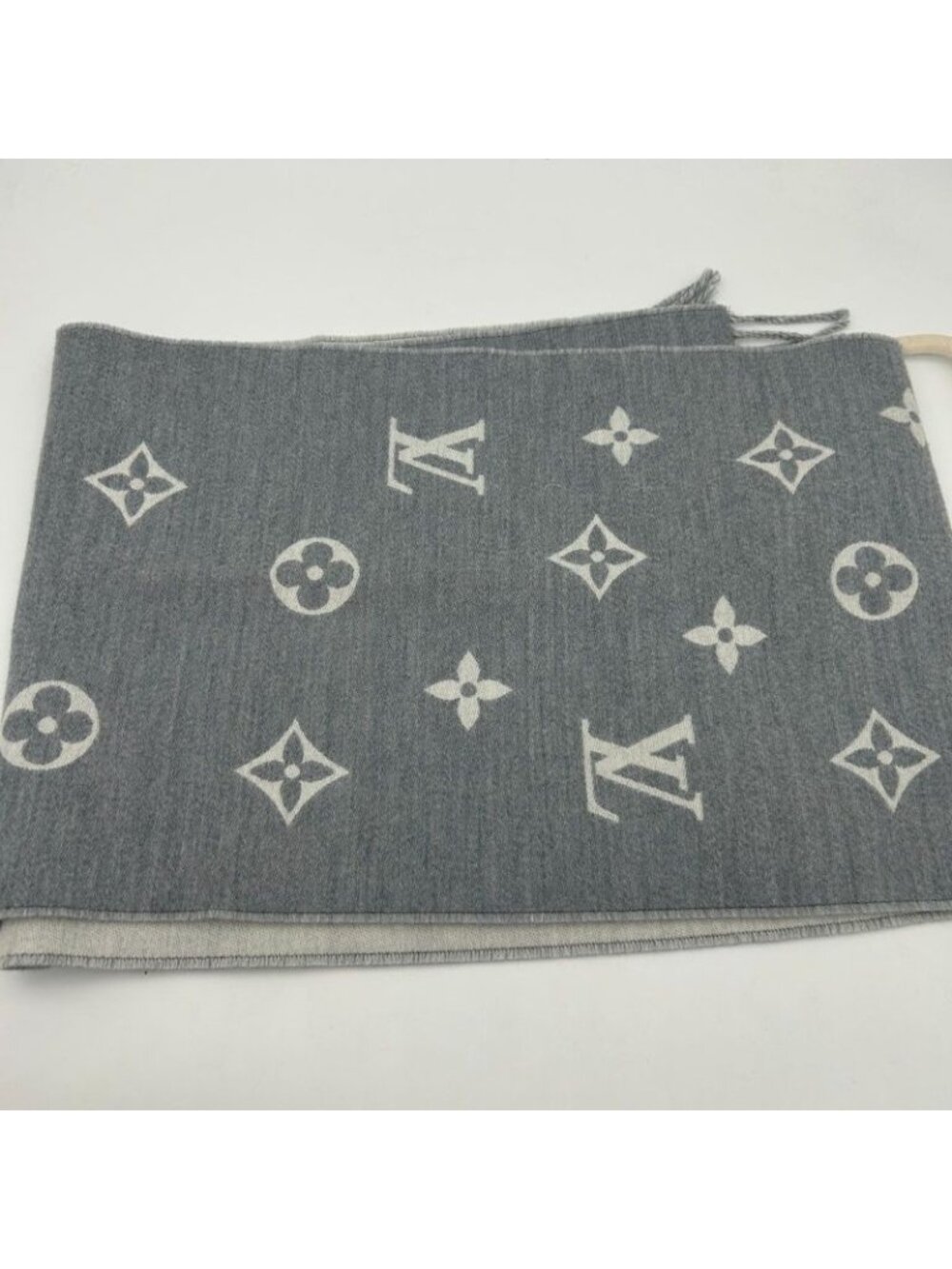 Louis Vuitton Scarf All About Monogram - Picture 6 of 10